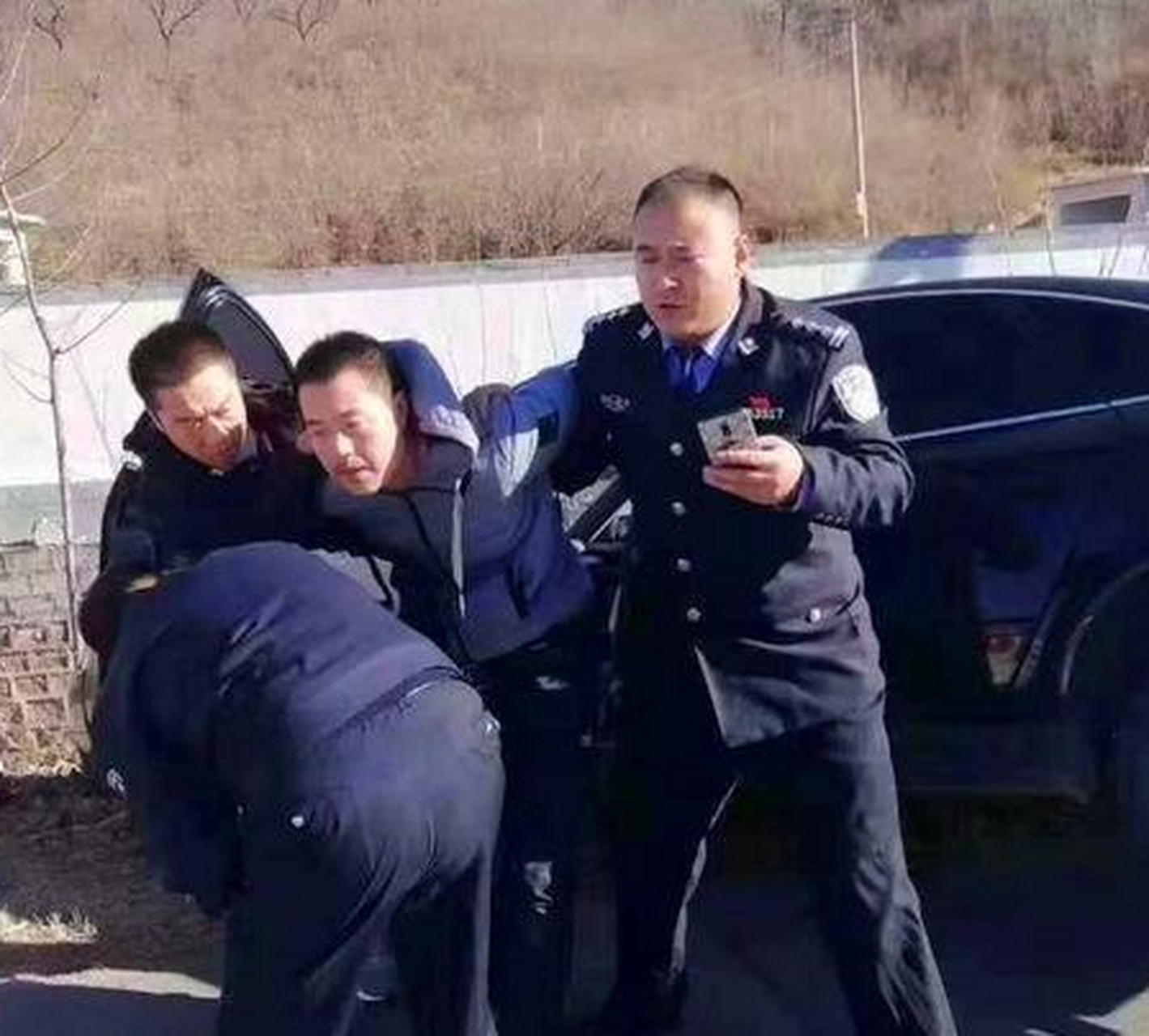 从监控视频可以看到,韩继华在撞人时还加了速.