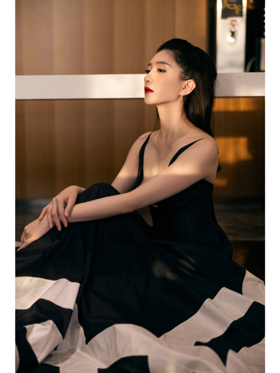 江疏影又惊艳到我了,一袭黑色深v礼服华丽优雅,成熟精致  江疏影的