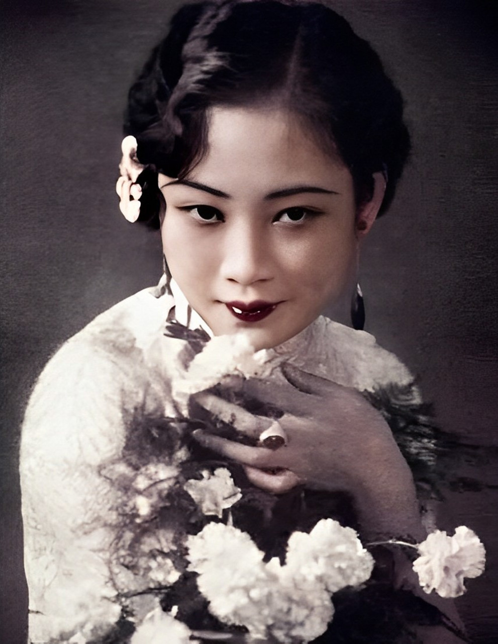 上世纪20年代,民国"电影皇后"胡蝶的老照片,画面中她坐在桥边,凭栏