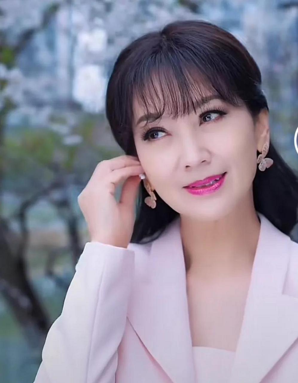 看不出来赵雅芝比高胜美大16岁,看起来像姐妹.