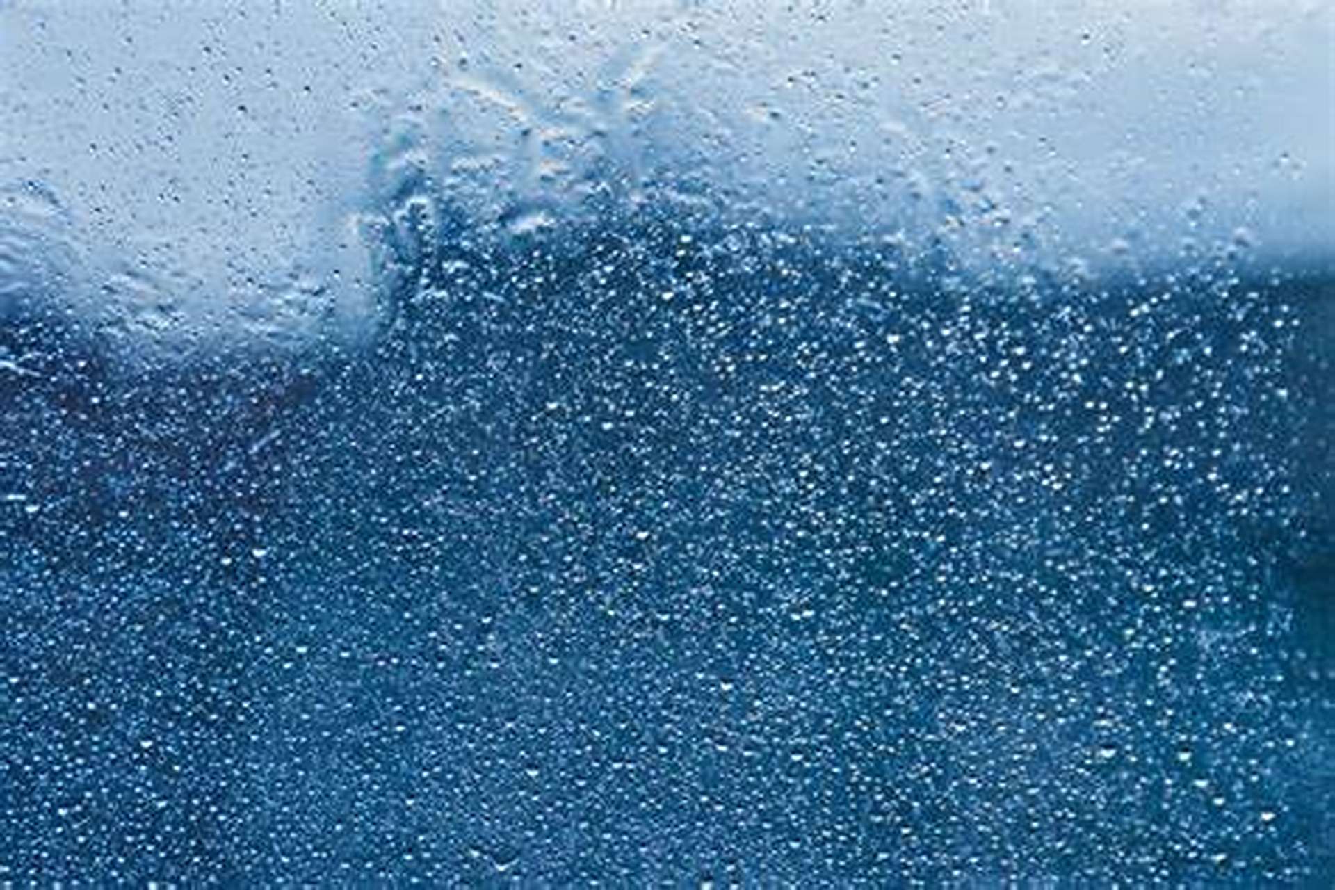 防止镜子起水雾  浴室镜子上的水雾干湿毛巾都很难清理,可先在镜子上