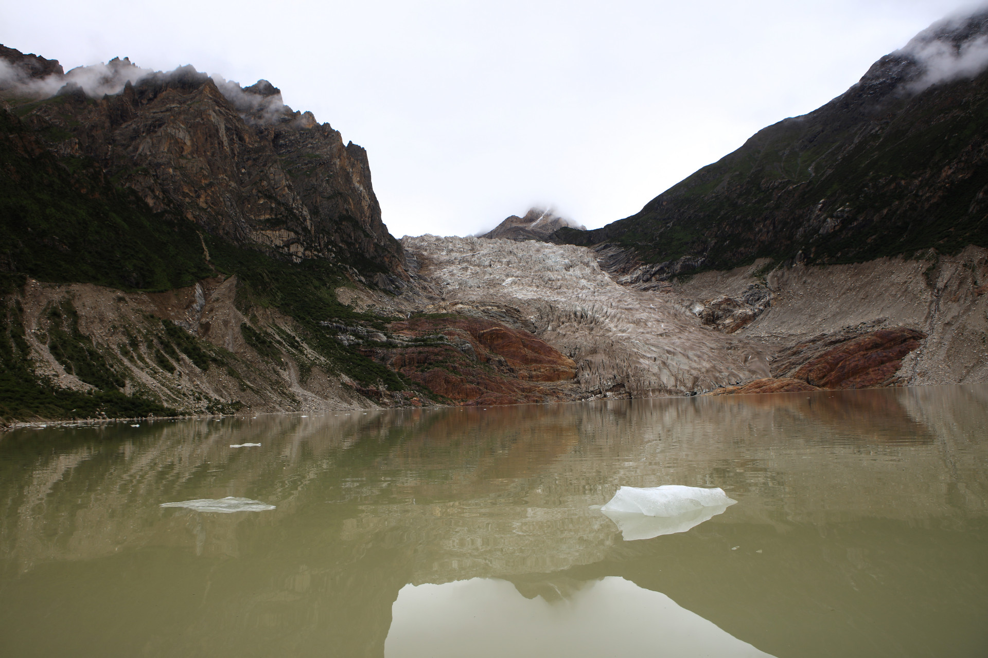 布加冰川:布加雪山,坐落在青藏高原东南部,丁青县,巴青县,索县三县