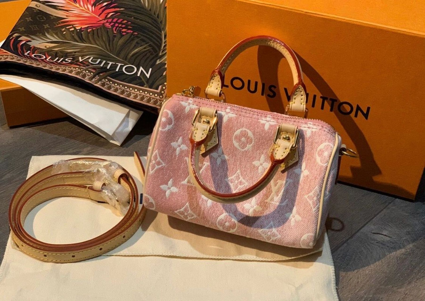 lvspeedy粉色牛仔包 2022的新款牛仔包,超级可爱啦,包身很轻,细看是带