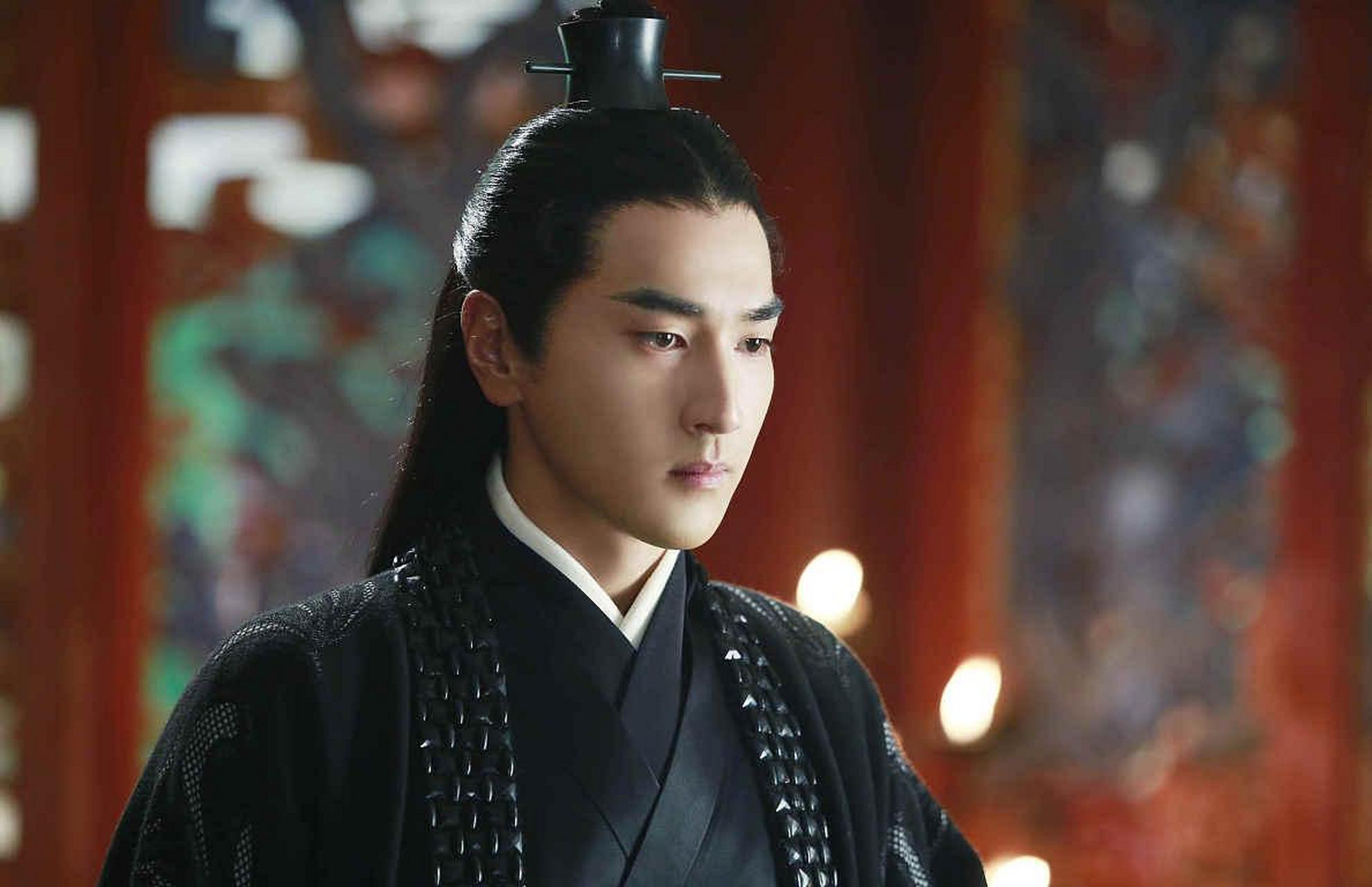 两人长大后,富家少爷去见女孩的丈母娘,女孩看了他一眼,然后问:"你