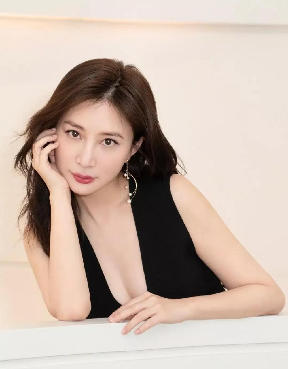 gif创作人# 王宝强新女友冯清,世界泳装小姐亚军,而且是公司ceo.