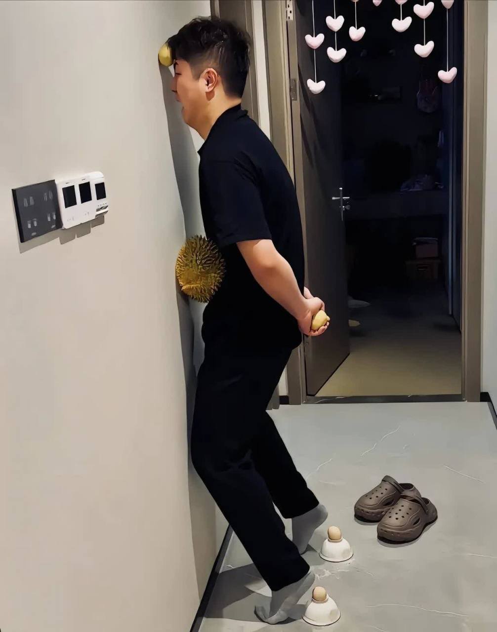 现在都不流行跪键盘,跪榴莲了,女人的招数千变万化,让你想象不到.