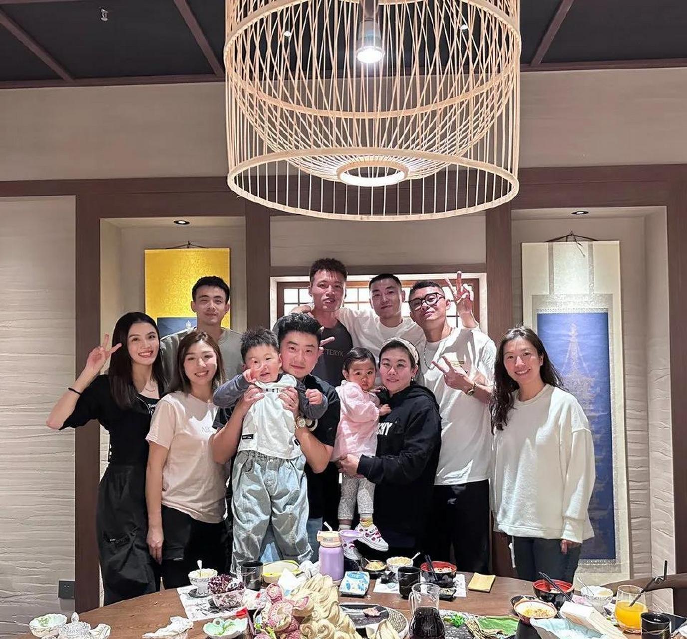 晒出与山东男篮球员高诗岩以及山西男篮球员原帅一家等多人的合影,并