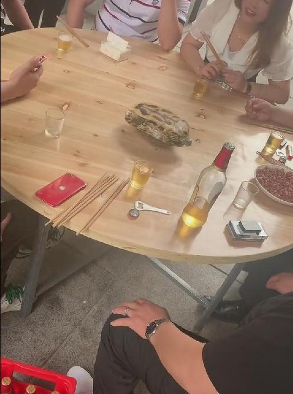 王八一杯没喝最后吐的最厉害[捂脸] #趣图搞笑