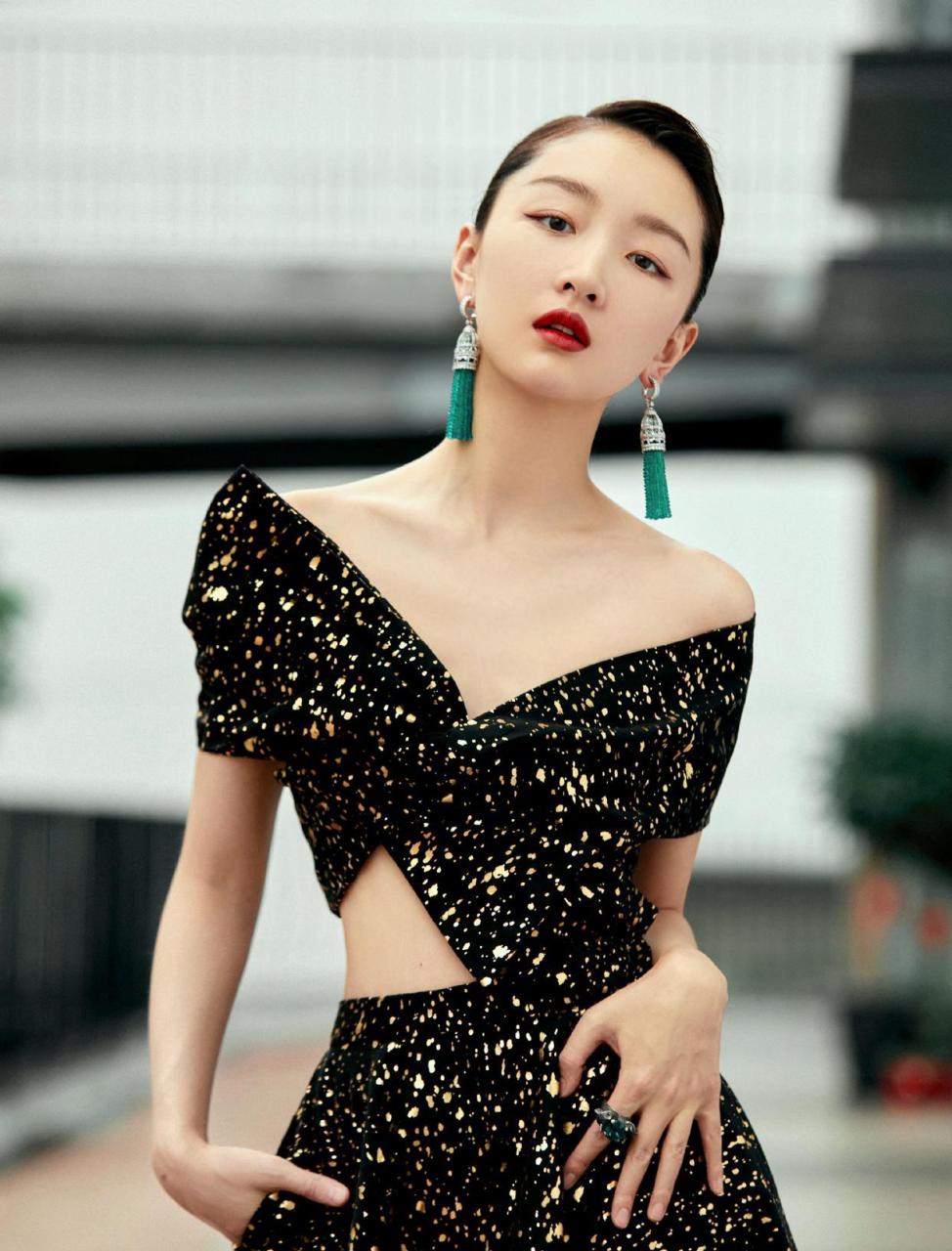 周冬雨出席千古玦尘发布会 周冬雨|今日身穿imaneayissi2021春夏定制