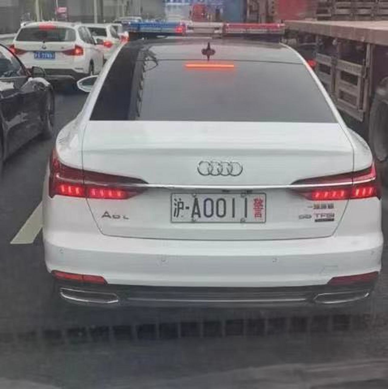 不愧是大上海,这警车都是奥迪a6l,  这应该是全国最高配了吧.