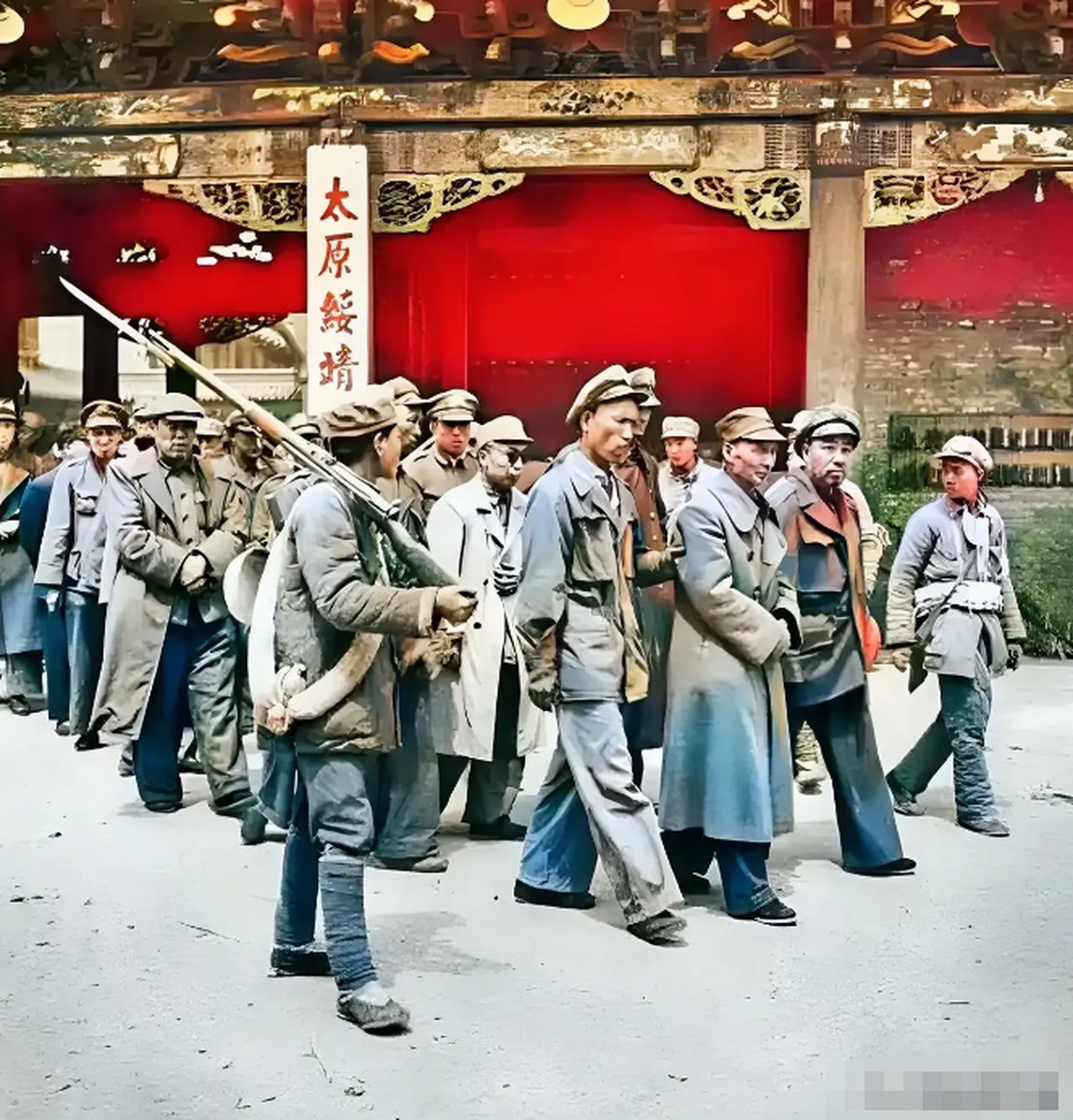 这是1949年太原战役结束后,解放军战士冲进太原绥靖公署,将里面的军官