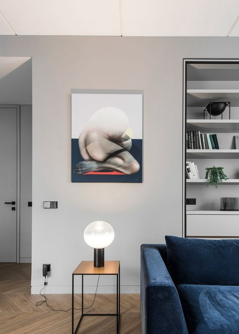 天上鲤鱼斑,明日晒谷不同翻.