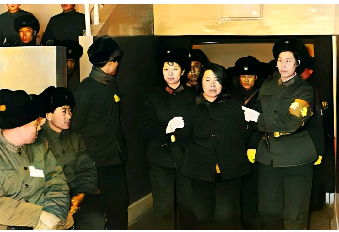 1980年,贪污犯王守信,在宾县公审大会上的情景