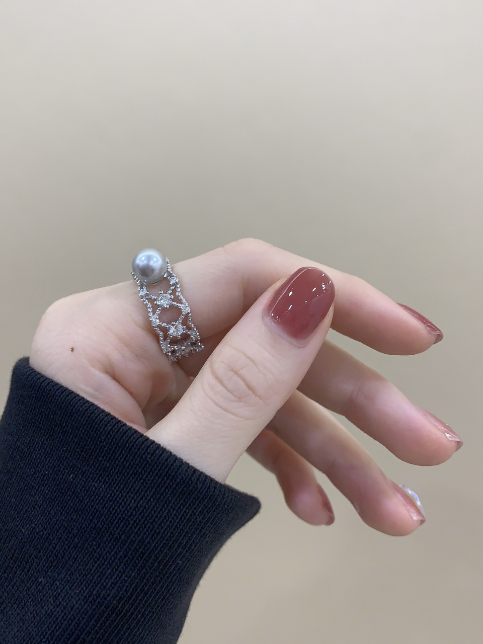 水润通透的乌梅紫色美甲 说温柔还是得这个紫啦~ 还是冰透系列的,就是