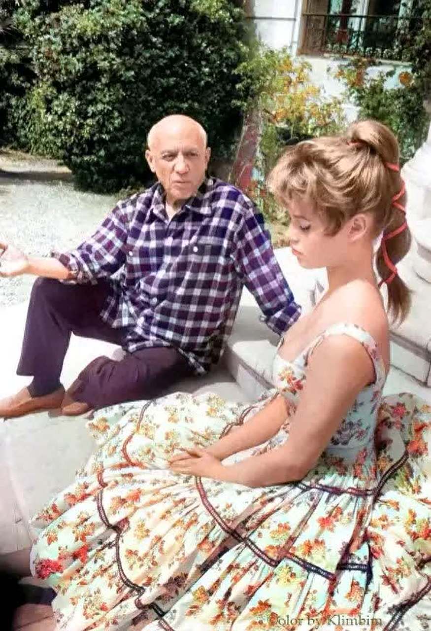 1956年5月,法国性感女星碧姬·芭铎与画家毕加索的合影,照片中芭铎穿