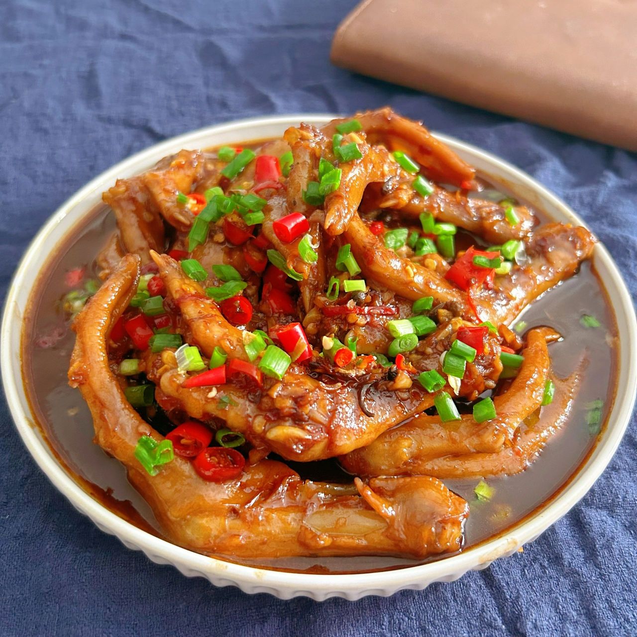 裹满酱汁的麻辣鸭爪超级下饭菜,味道绝了  材料:鸭爪 小米辣 生姜