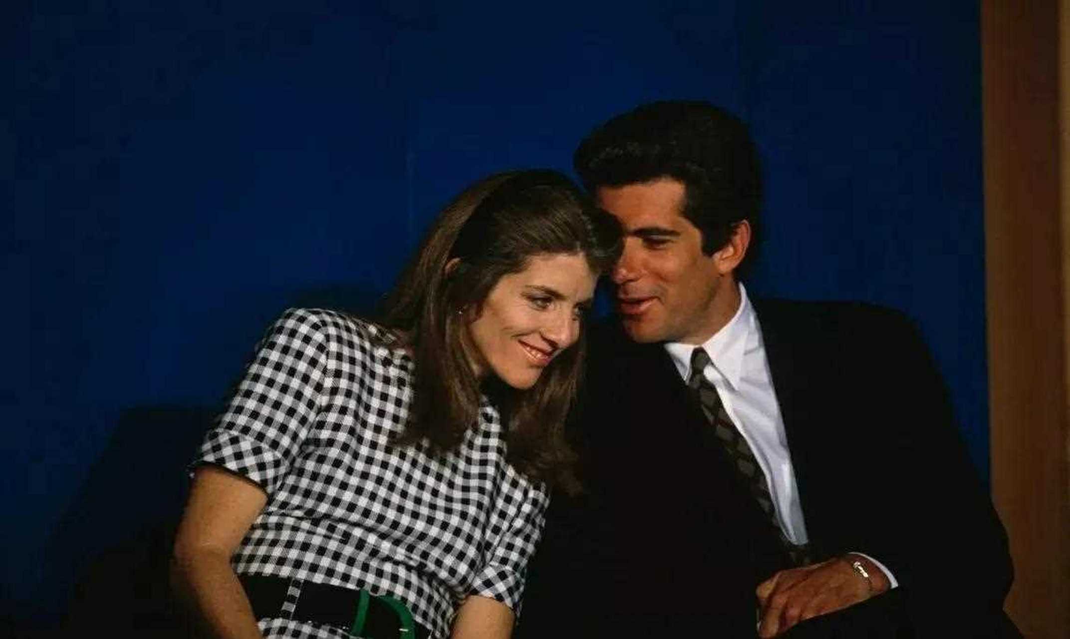 没错,就是当年和梦露有绯闻的肯尼迪,卡罗琳的母亲是杰奎琳.