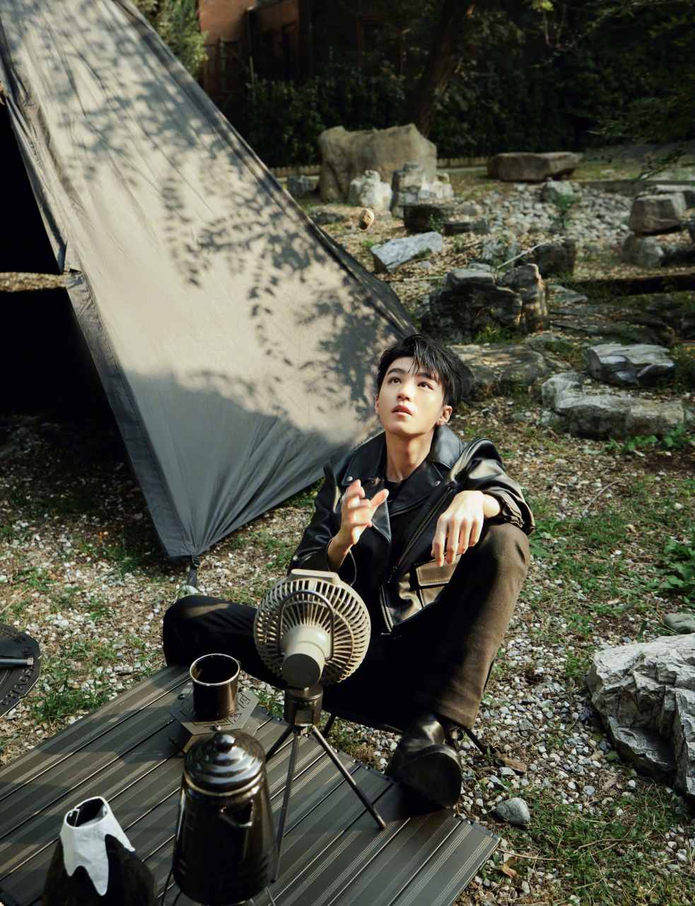 王俊凯#22岁生日照,机车皮夹克造型,户外秋季露营,酷帅成长蜕变,扇照