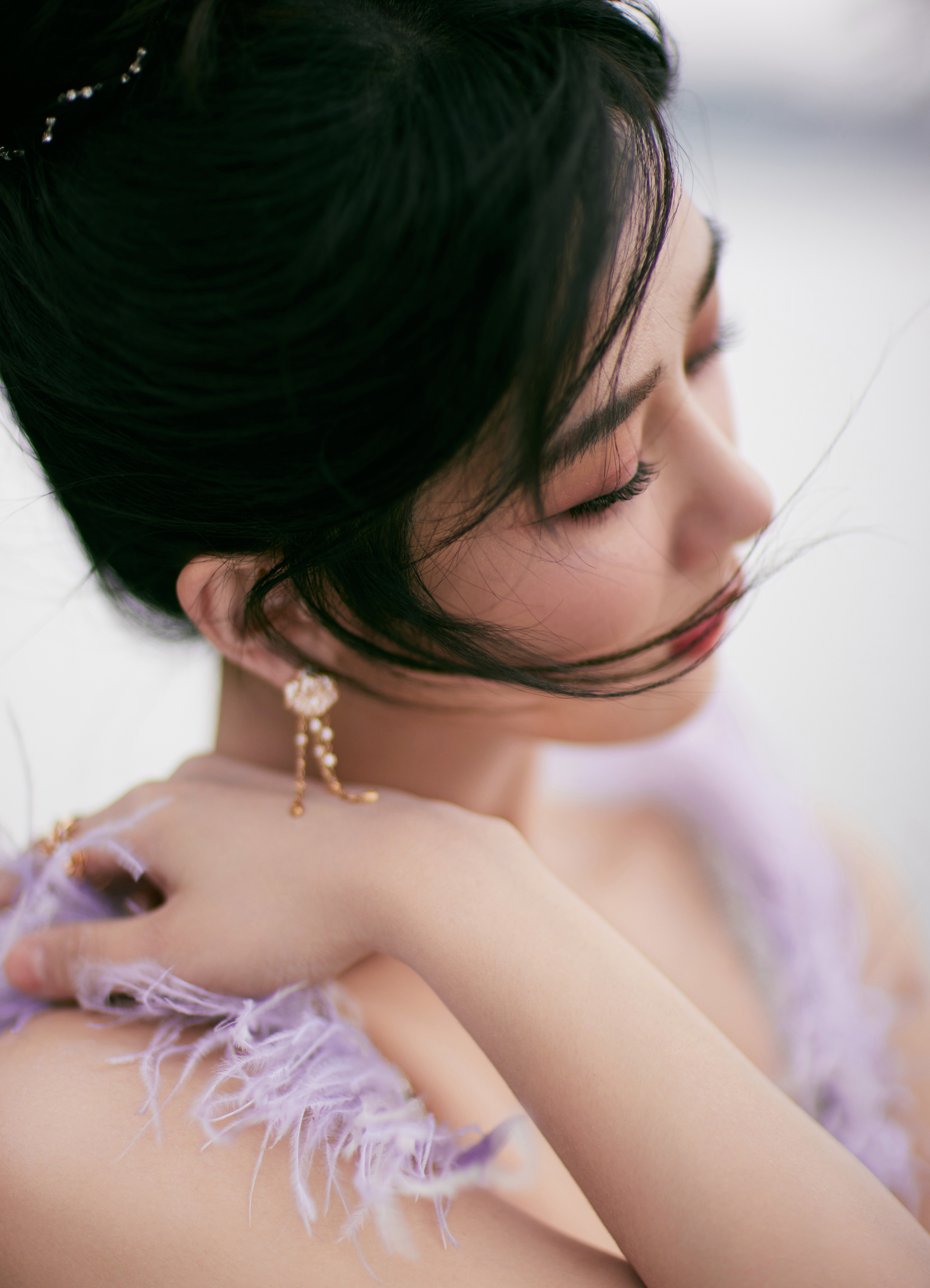 在出席活动时把头发放了下来连衣裙也改为了一字肩的穿法被风吹起