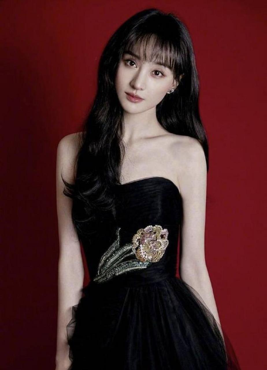 8月27日,《人民日报》点评知名女星郑爽偷税漏税一事,称其是咎由自取