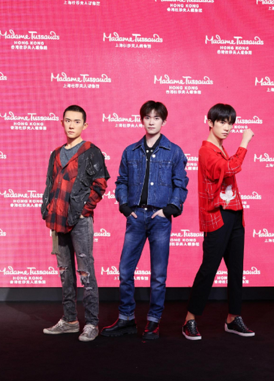 易烊千玺双蜡像同台释出,蜡像做的好逼真啊,一时分不清那个是真那个是