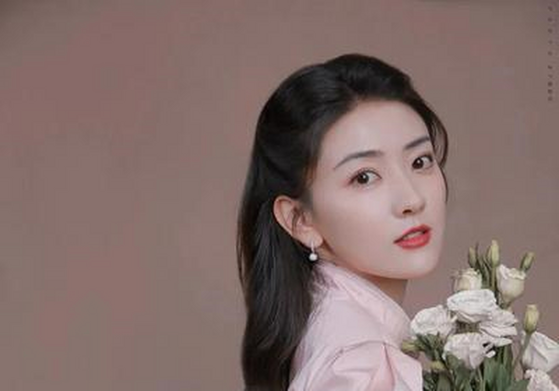 梁洁好久不见,穿粉色旗袍好养眼,真漂亮.