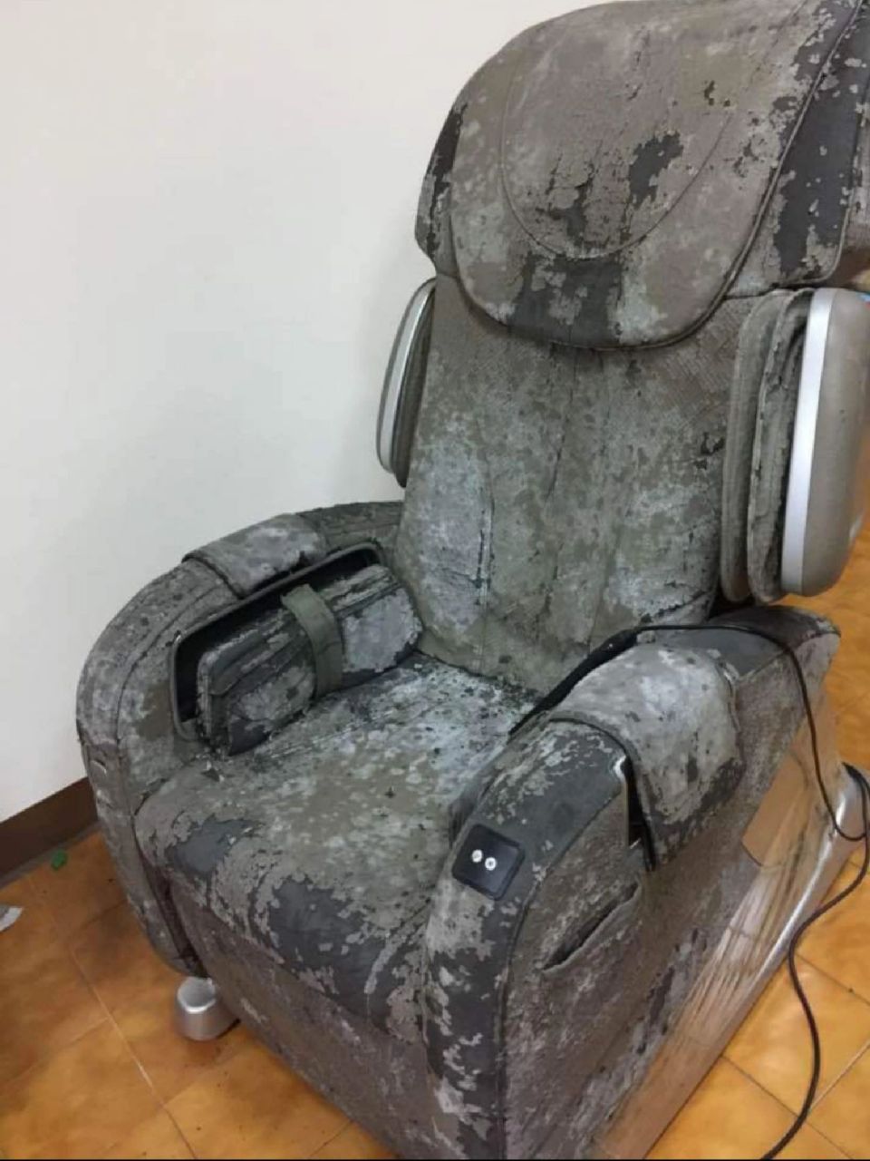 伦敦东区出售二手真皮按摩椅,操作正常,有少许脱皮现象