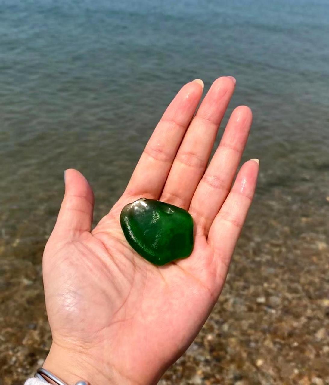 在海边捡到的绿色宝石非常漂亮,想知道它是什么