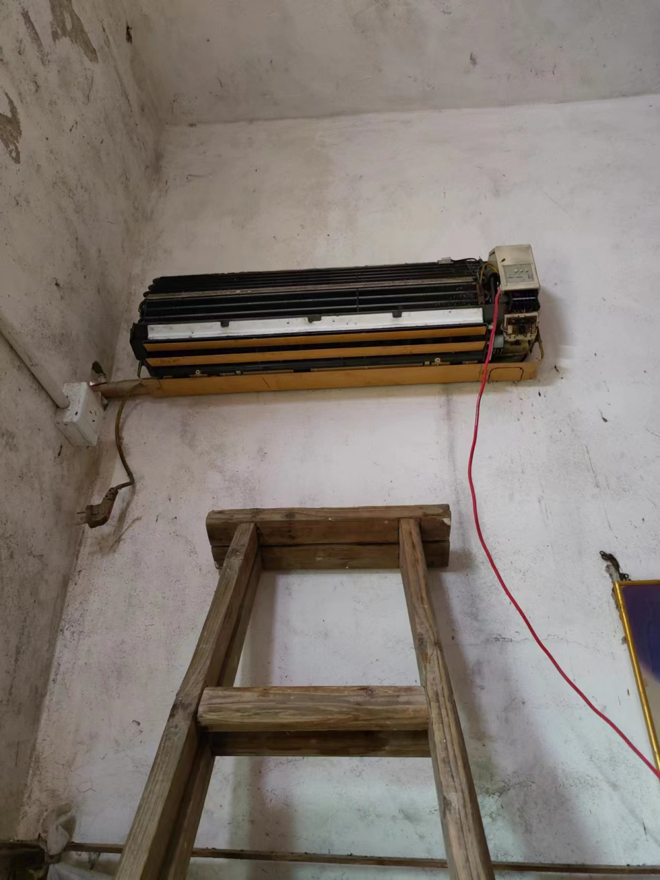 一般人清洗空调内机,都只是把蒸发器上的两片滤网拆下来清洗一下舅沣