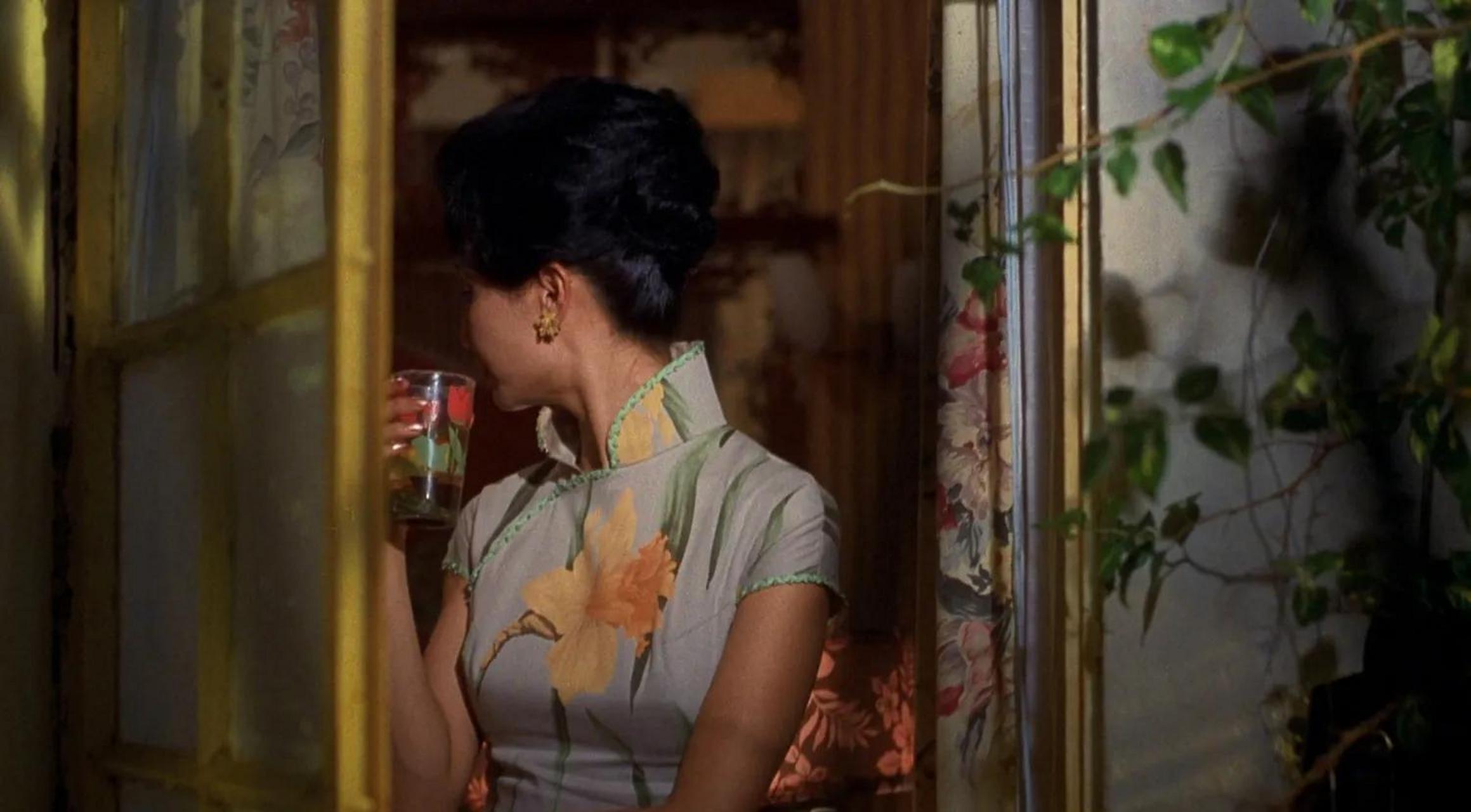 gif创作人# 《花样年华》中沉默的苏丽珍,多少隐忍,都掩于唇齿