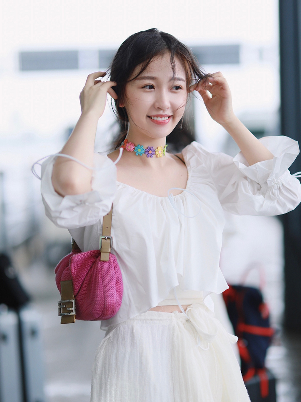 梦幻小仙女向你走来 虞书欣今日份机场私服穿搭look 白色露肩衬衫搭配