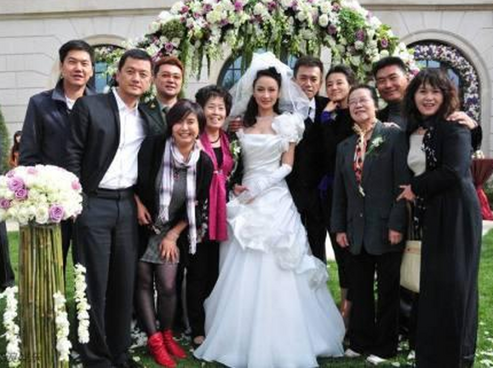 2009年,38岁的王学兵跟小9岁的孙宁举行结婚仪式,婚礼当天所有开销都