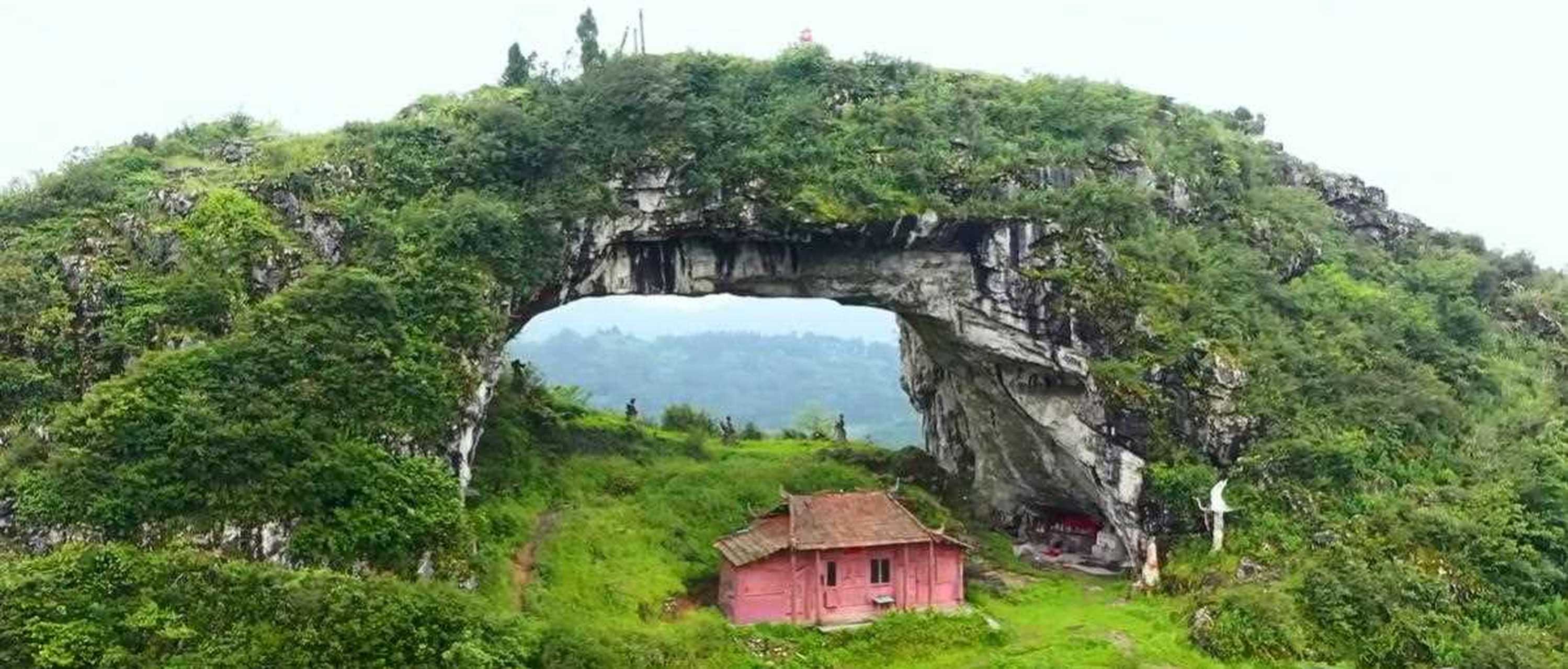 这就是贵州瓮安县的仙桥山,又是一处大自然的神奇杰作.