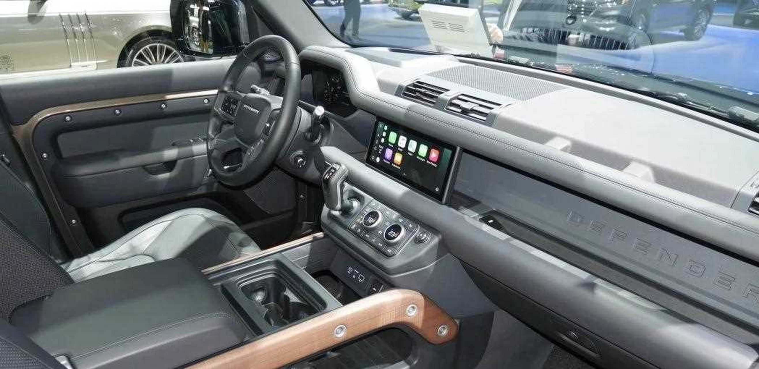 新路虎卫士前排三个座椅,内饰豪华又不失野性.