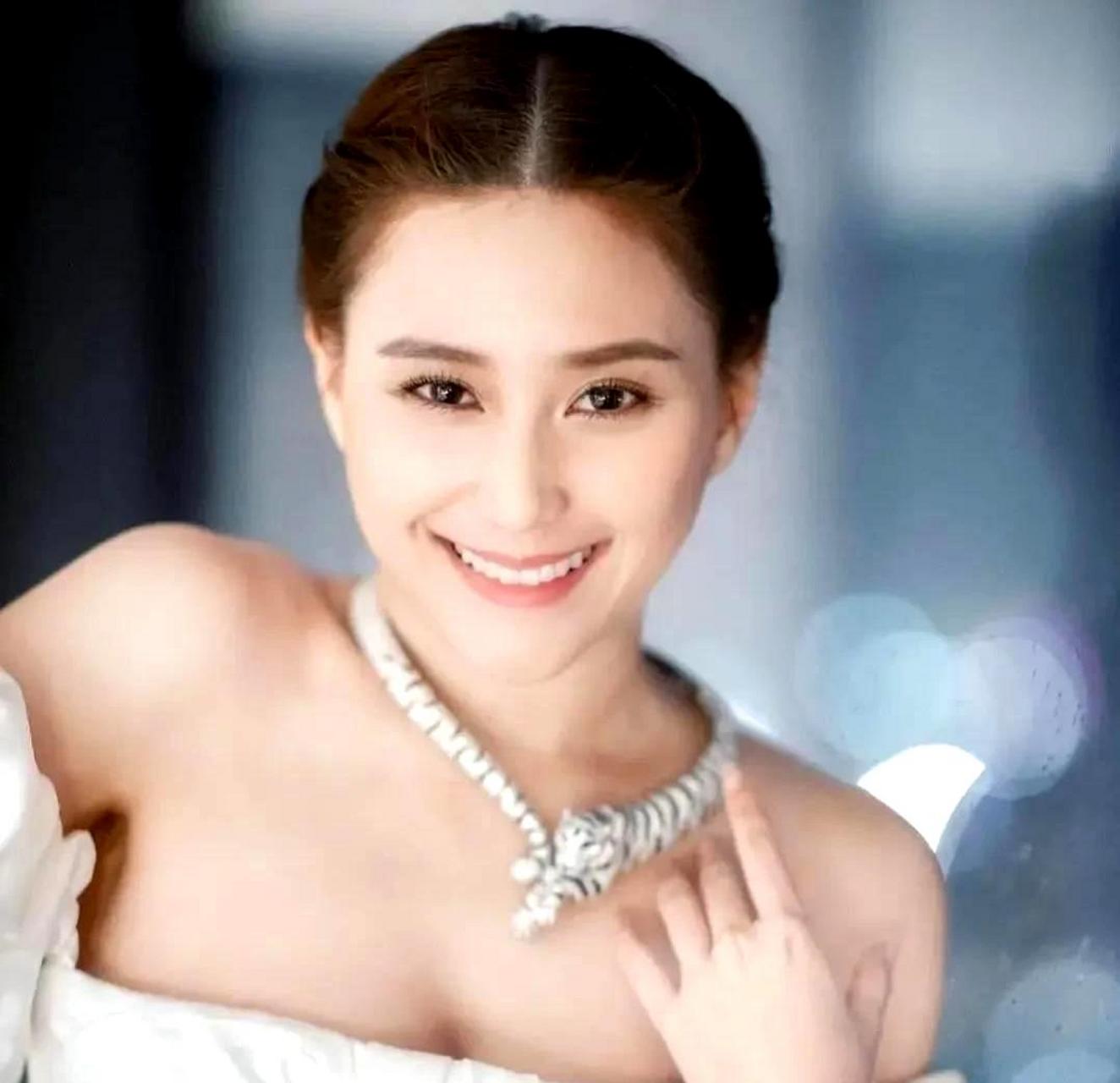 何超莲是一位美丽的富家千金,她的长相实在是太过迷人了.