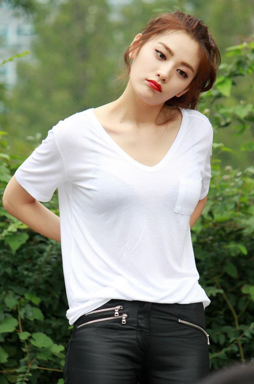 权娜拉 紧身牛仔裤 1.72米九头身美女 这就是财阀的快乐 完美身材比例