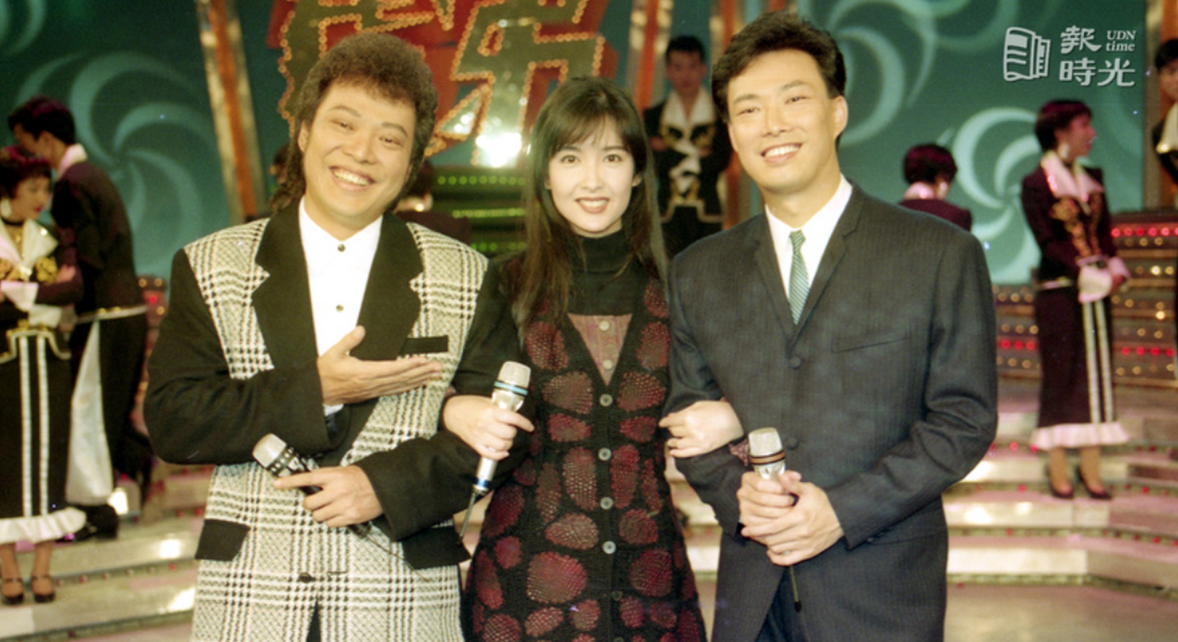 1993年,周慧敏在台湾参加《龙兄虎弟》录影,和主持人张菲 ,费玉清合照