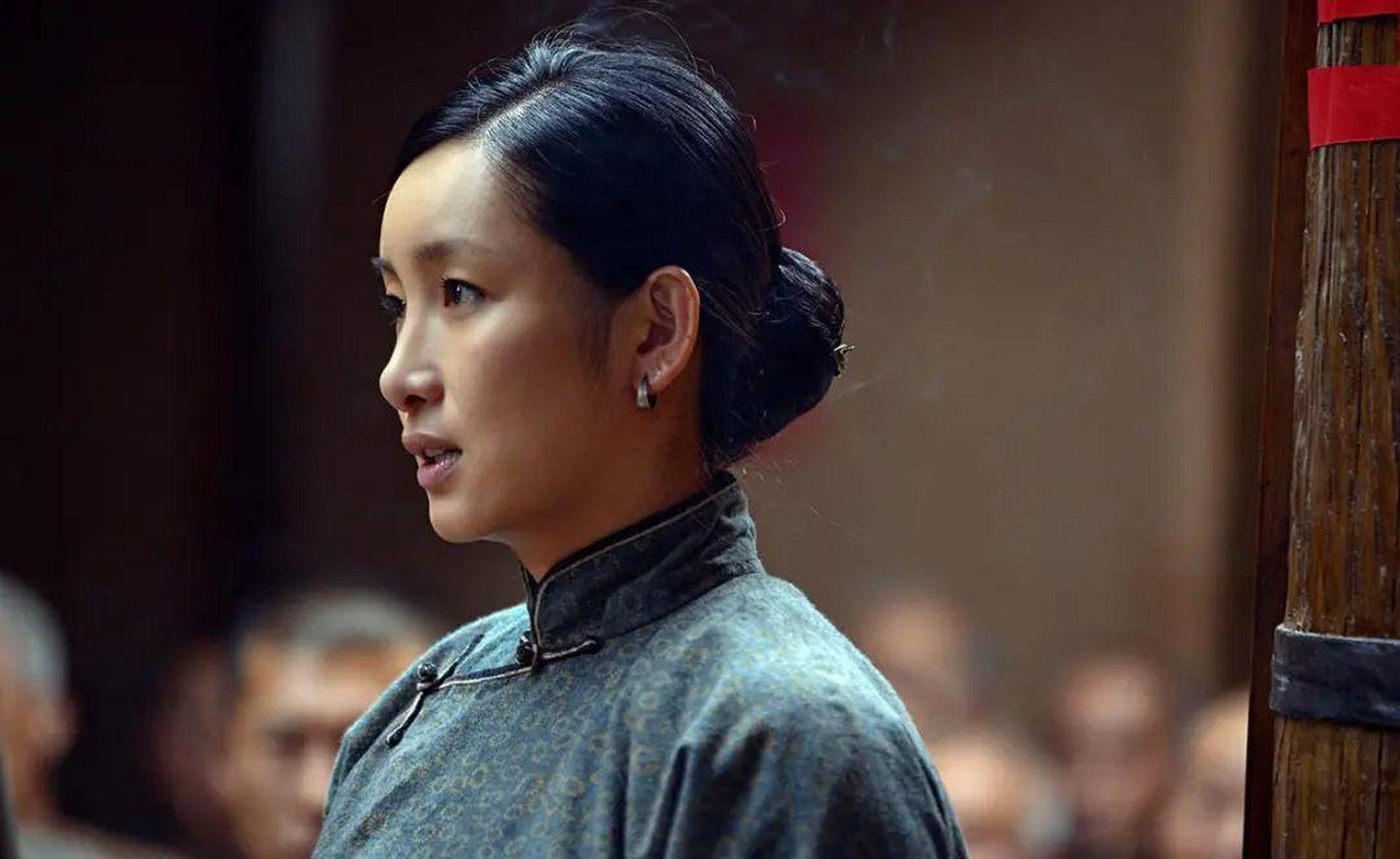 仙草和白嘉轩的新婚当夜,白嘉轩看到了仙草的腰上绑了三个桃木小棒槌