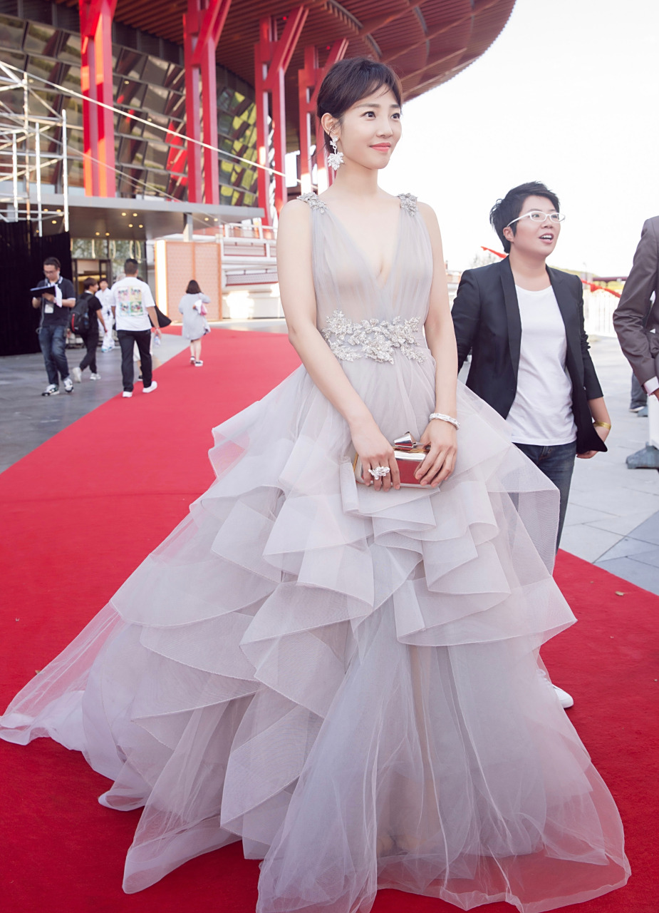 白百何第16届华表奖红毯,深v透视礼服若隐若现,把优势发挥到了极致!