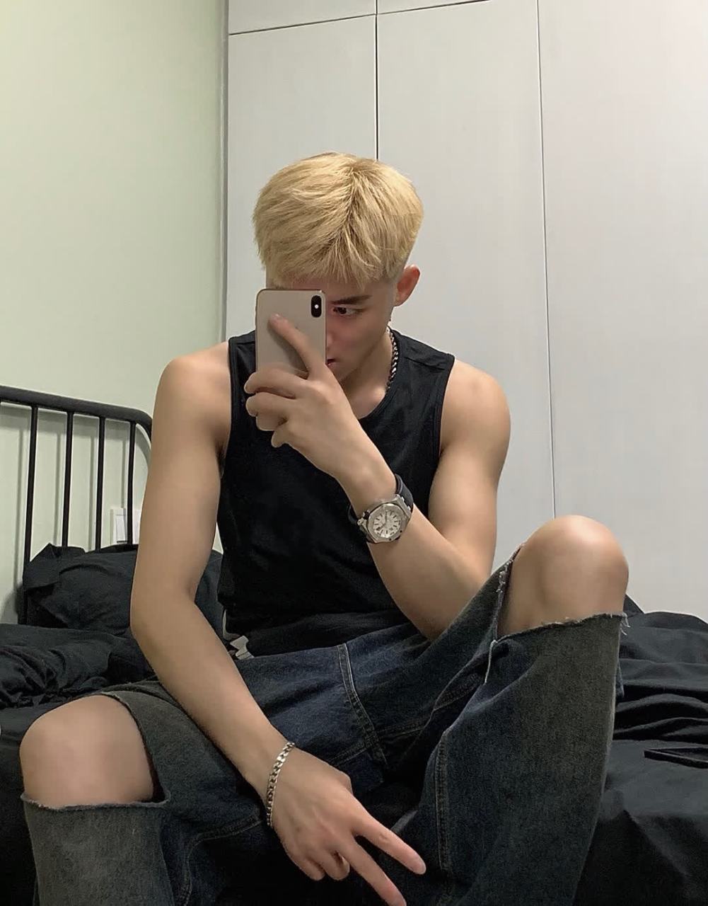 黄发帅哥看起来好霸气