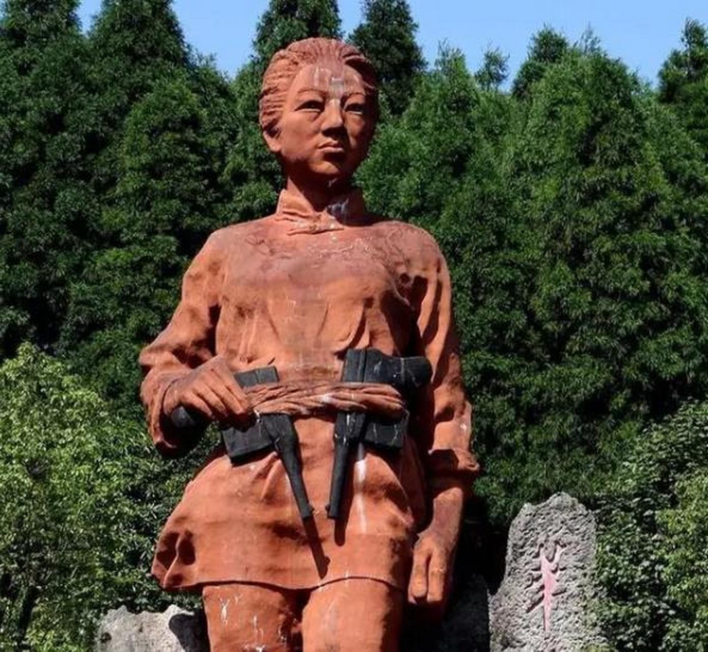 1948年,"双枪老太婆"邓惠中,一家5口被抓,敌人对她用尽刑罚,可她宁死