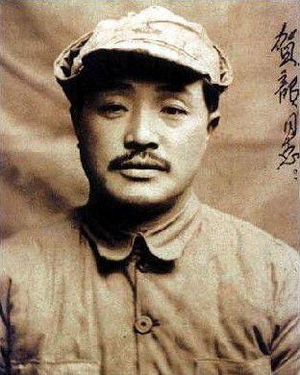 都说贺老总两把菜刀闹革命,后来贺老总很不好意思地解释说:其实他手里