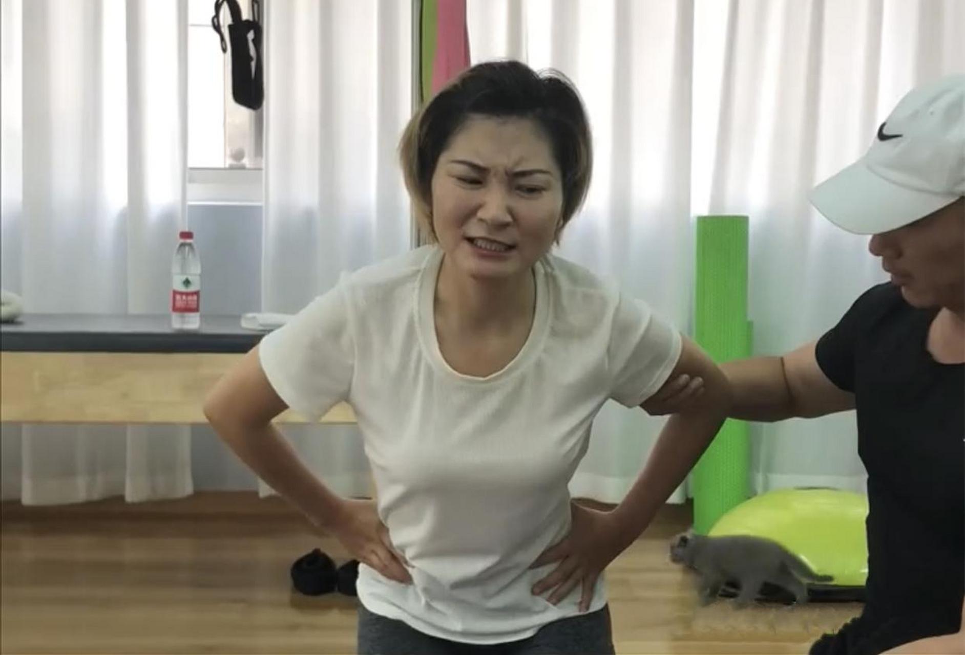 泰国坠崖孕妇三年后站起来了.