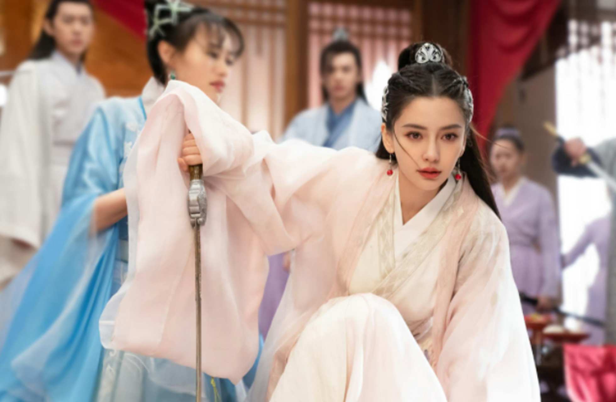 我观看了《尘缘》,真心觉得angelababy在饰演张殷殷一角方面表现得