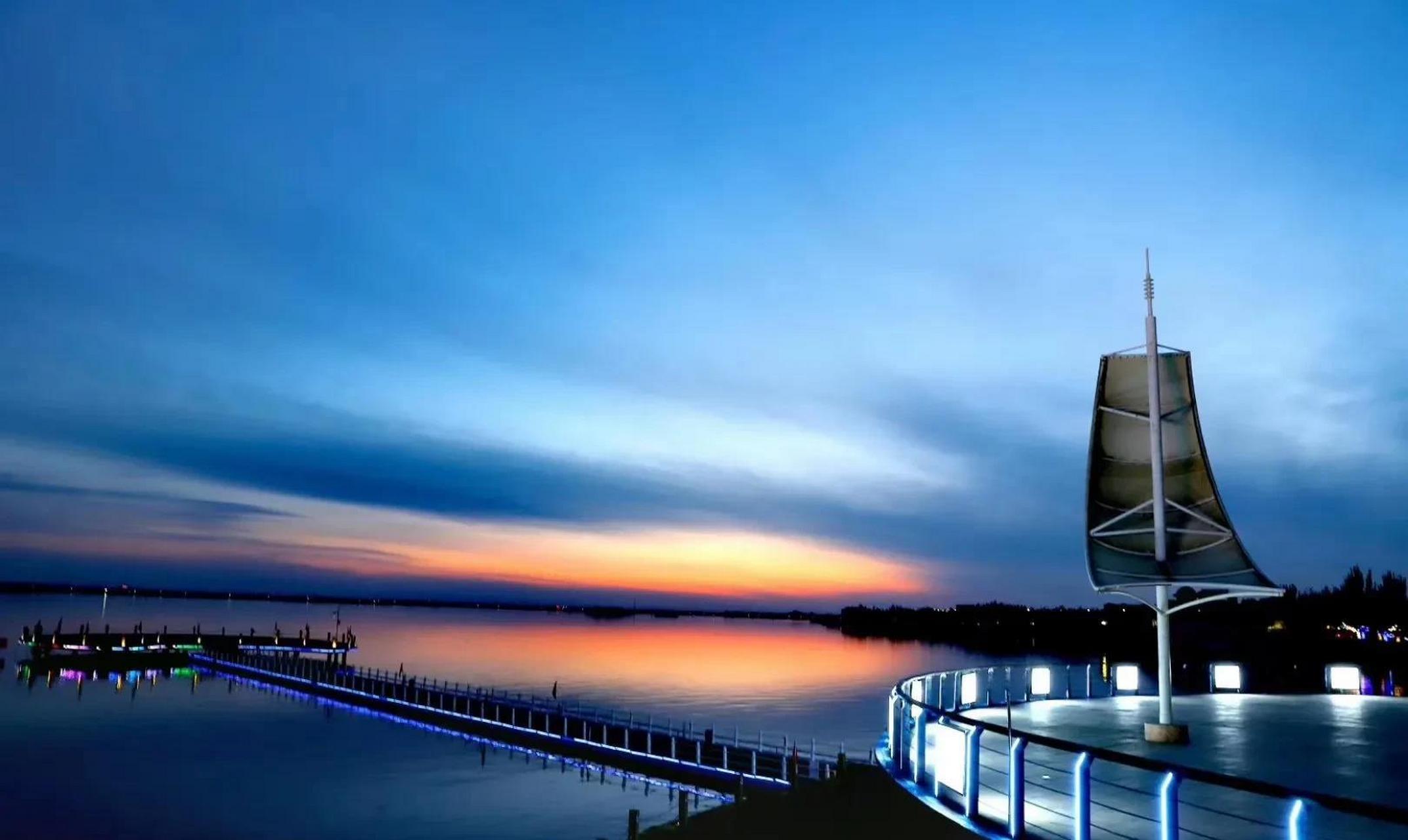 南海公园是包头最美的公园,至少在我的眼里,因为它有南海湖,吸引了