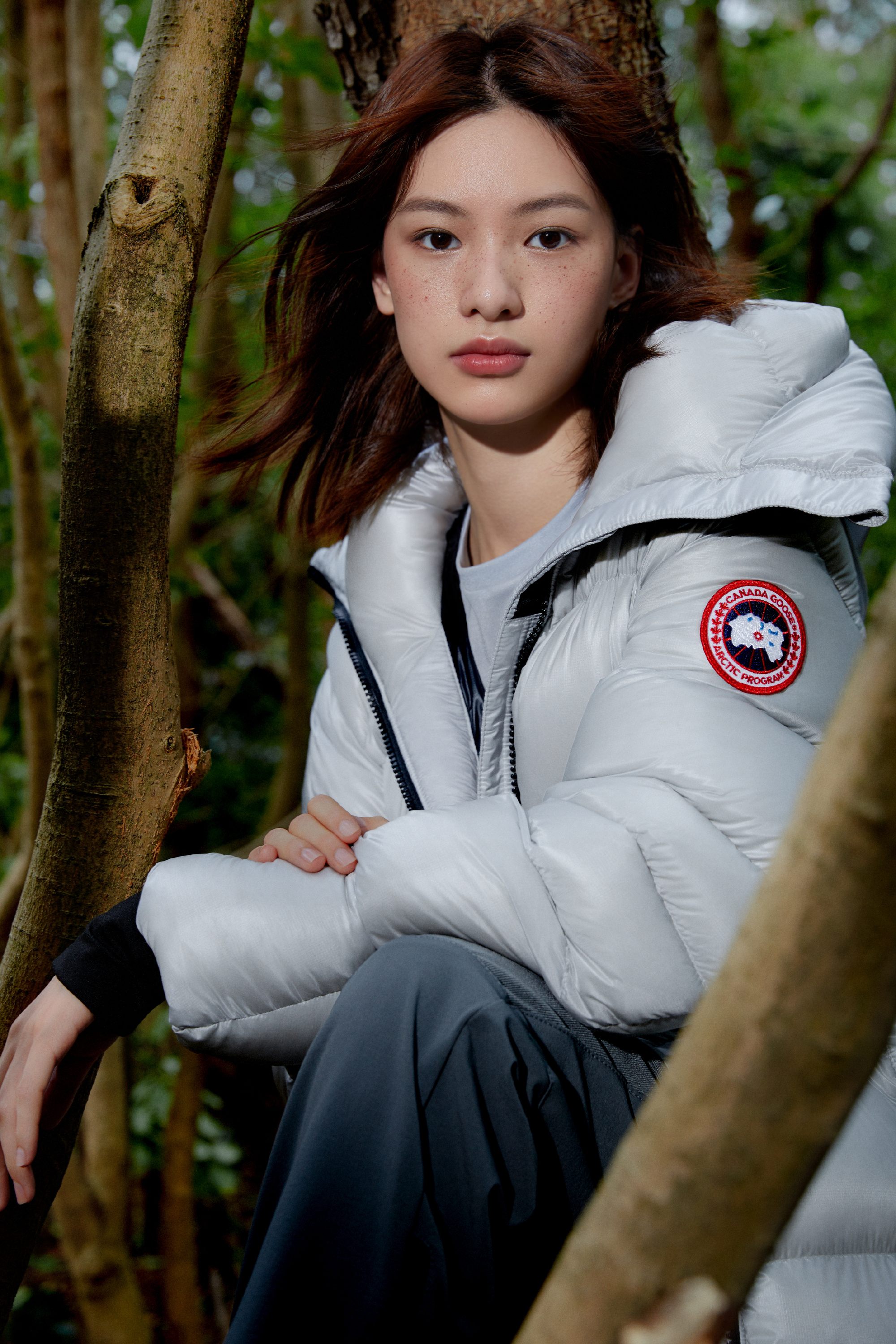 邱天秋日林间画报 少女灵动清澈的小鹿眼搭配雀斑妆于林间或湖边