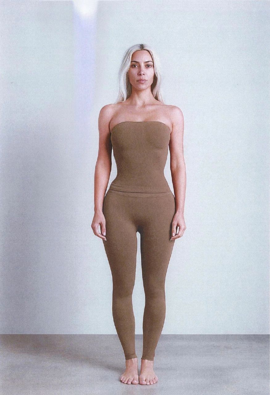 卡戴珊勉强虎口及裆 这几天经常刷到说自己腕线过裆的   碰巧看到这张