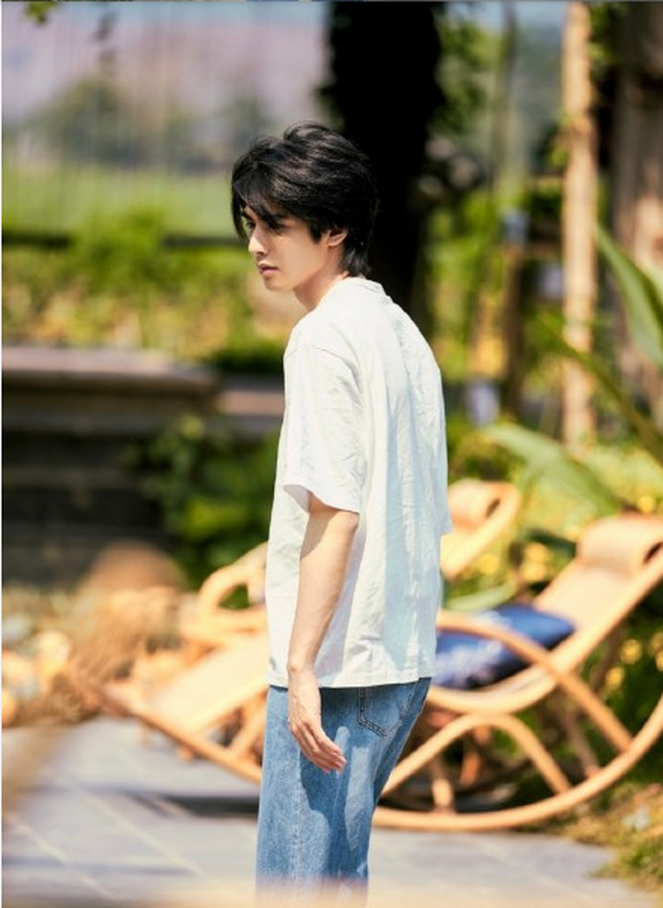 宋威龙身穿白色的背心,拍摄的海边写真,五年前的他满满少年感.