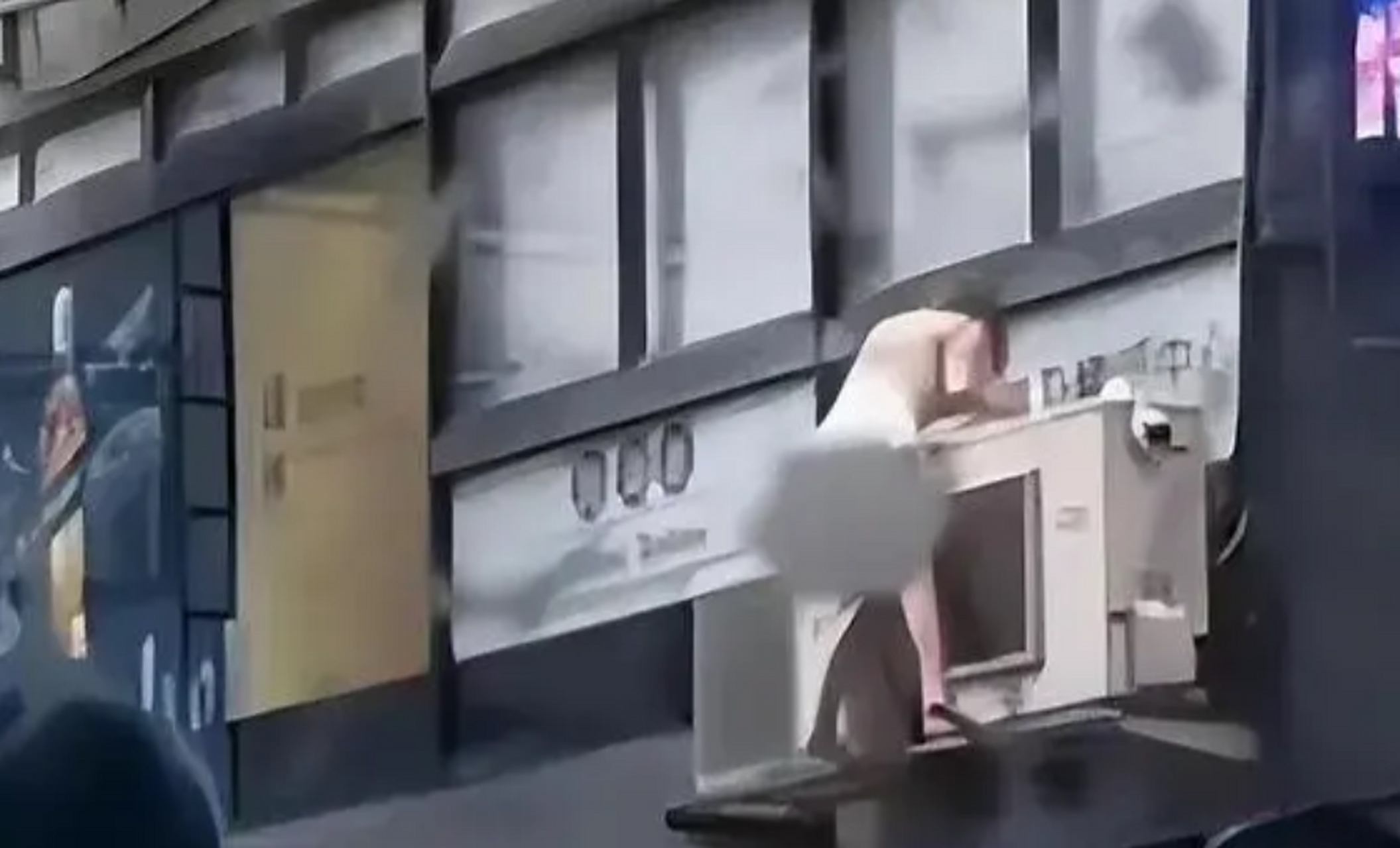 门偷情被抓,半裸跳窗逃离,痴情男子伸援手  近日,一起令人震惊的事件