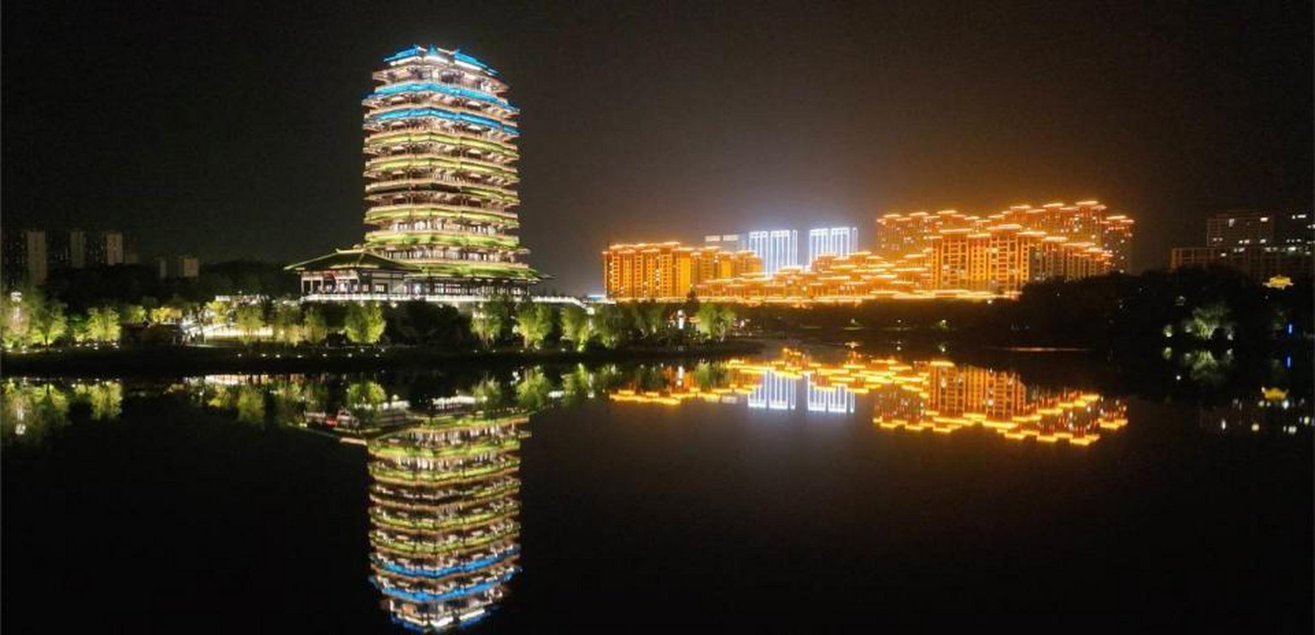 泱泱齐风,陶韵淄博,心与意之淬炼,方显瓷陶之韵,当海岱楼遇见淄博陶瓷